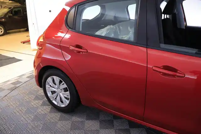 Punainen Viistoperä, Peugeot 208 – CLR-873