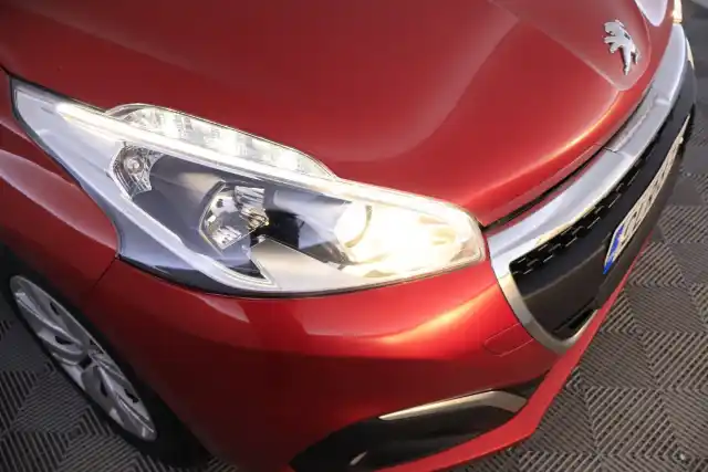 Punainen Viistoperä, Peugeot 208 – CLR-873