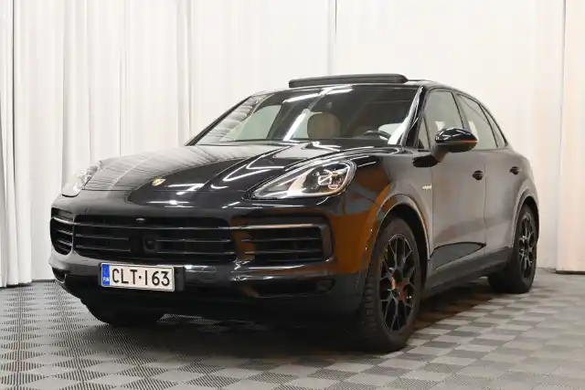 Musta Maastoauto, Porsche Cayenne – CLT-163