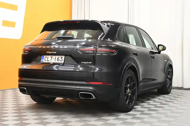 Musta Maastoauto, Porsche Cayenne – CLT-163