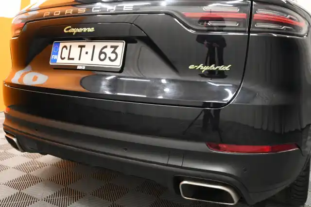 Musta Maastoauto, Porsche Cayenne – CLT-163