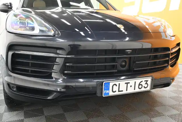 Musta Maastoauto, Porsche Cayenne – CLT-163