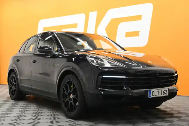 Musta Maastoauto, Porsche Cayenne – CLT-163