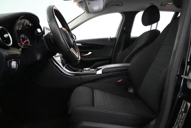 Musta Farmari, Mercedes-Benz C – CLU-518