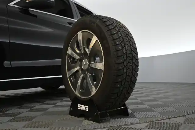 Musta Farmari, Mercedes-Benz C – CLU-518