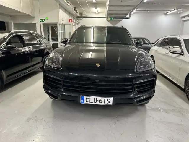 Musta Maastoauto, Porsche Cayenne – CLU-619