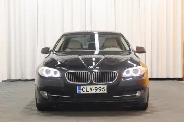 Musta Sedan, BMW 520 – CLV-995