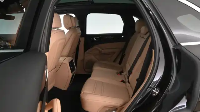 Musta Maastoauto, Porsche Cayenne – CLX-783