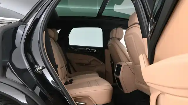Musta Maastoauto, Porsche Cayenne – CLX-783