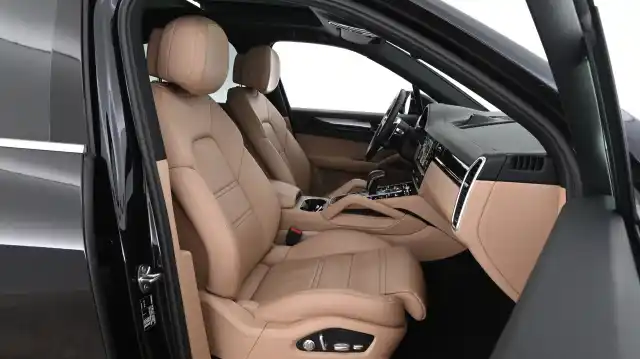 Musta Maastoauto, Porsche Cayenne – CLX-783