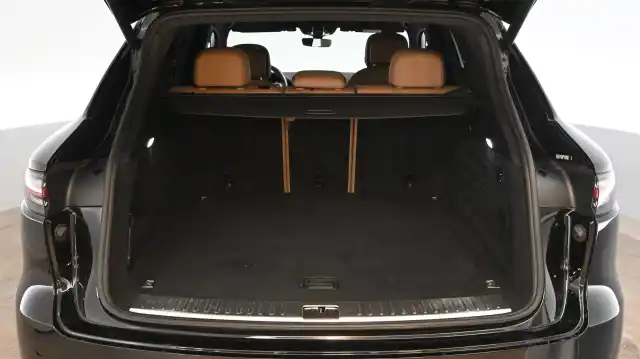 Musta Maastoauto, Porsche Cayenne – CLX-783