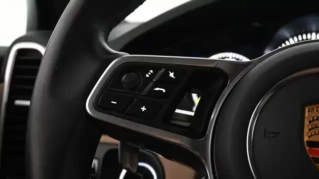 Musta Maastoauto, Porsche Cayenne – CLX-783