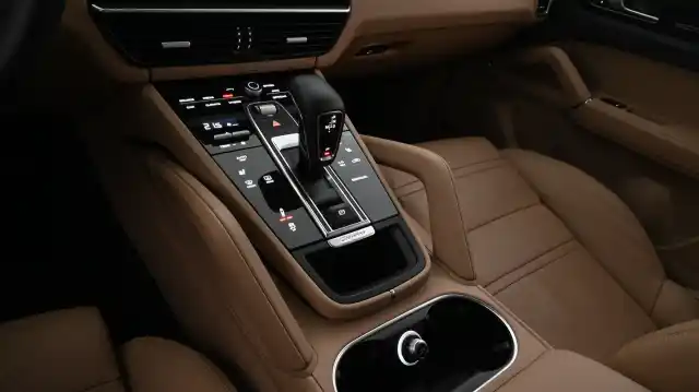 Musta Maastoauto, Porsche Cayenne – CLX-783