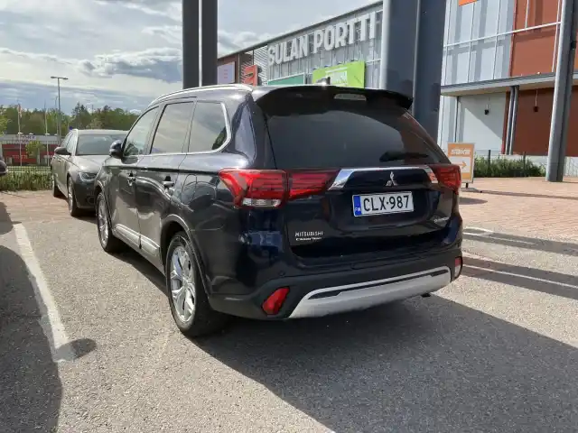 Sininen Maastoauto, Mitsubishi Outlander – CLX-987