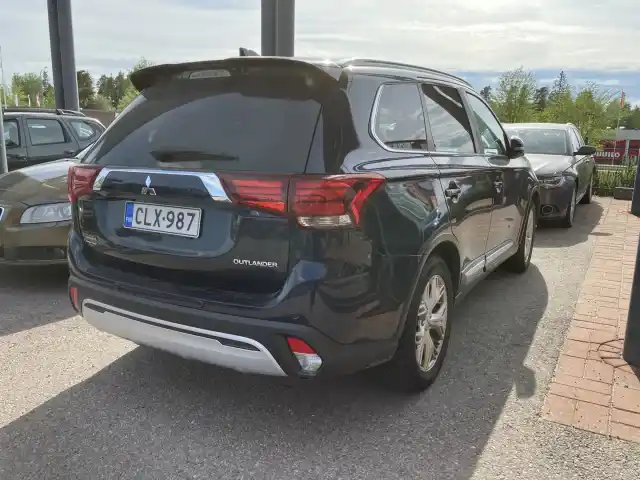 Sininen Maastoauto, Mitsubishi Outlander – CLX-987