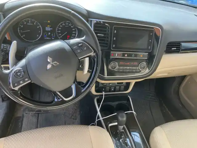 Sininen Maastoauto, Mitsubishi Outlander – CLX-987