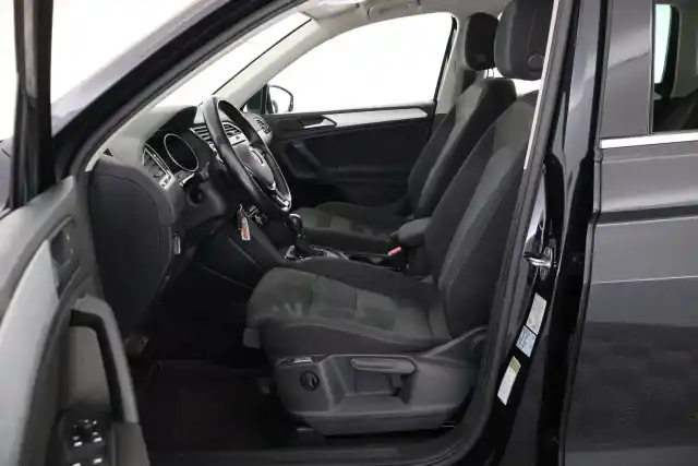 Musta Maastoauto, Volkswagen Tiguan – CLY-349