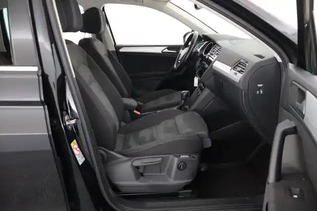 Musta Maastoauto, Volkswagen Tiguan – CLY-349