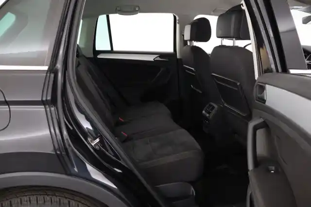 Musta Maastoauto, Volkswagen Tiguan – CLY-349