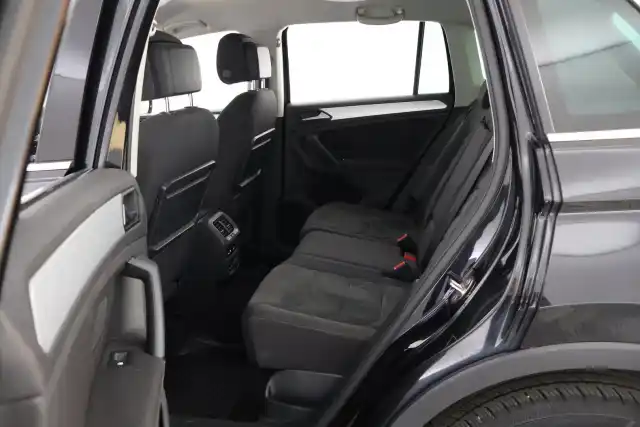 Musta Maastoauto, Volkswagen Tiguan – CLY-349
