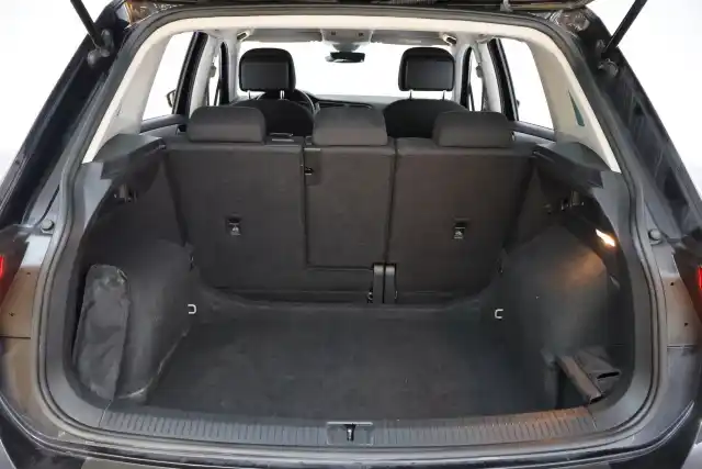 Musta Maastoauto, Volkswagen Tiguan – CLY-349