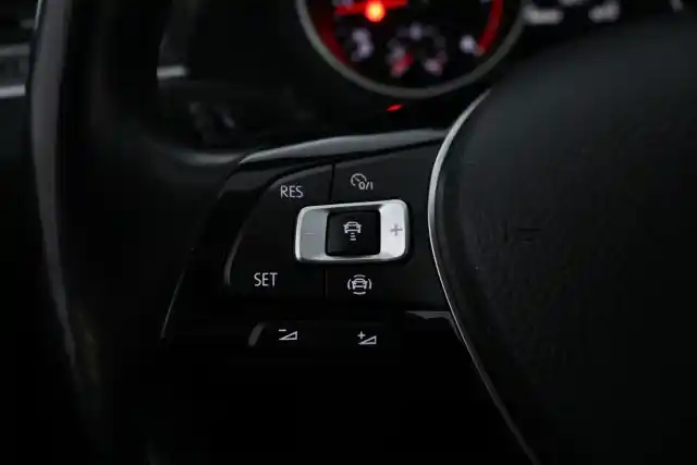 Musta Maastoauto, Volkswagen Tiguan – CLY-349