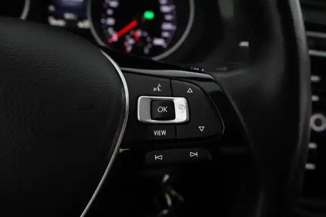 Musta Maastoauto, Volkswagen Tiguan – CLY-349