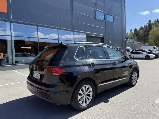 Musta Maastoauto, Volkswagen Tiguan – CLY-349