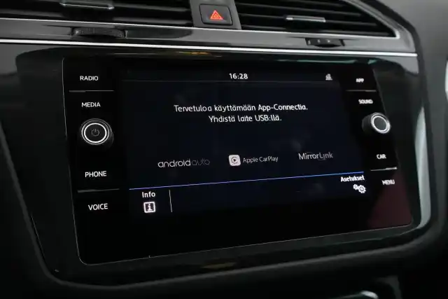 Musta Maastoauto, Volkswagen Tiguan – CLY-349