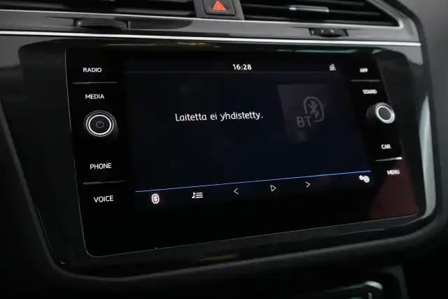 Musta Maastoauto, Volkswagen Tiguan – CLY-349