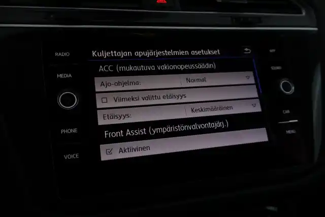 Musta Maastoauto, Volkswagen Tiguan – CLY-349