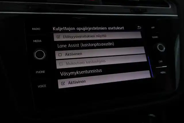 Musta Maastoauto, Volkswagen Tiguan – CLY-349