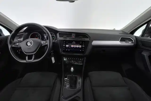 Musta Maastoauto, Volkswagen Tiguan – CLY-349