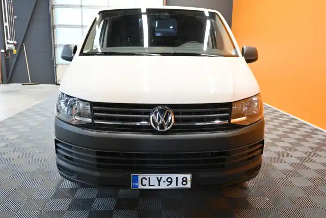 Valkoinen Pakettiauto, Volkswagen Transporter – CLY-918