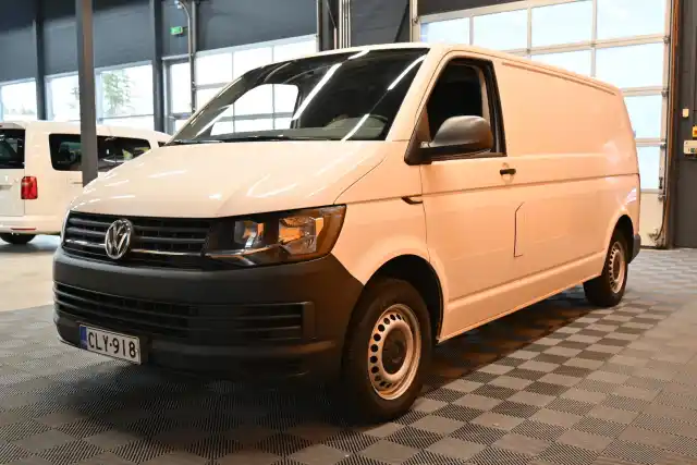 Valkoinen Pakettiauto, Volkswagen Transporter – CLY-918