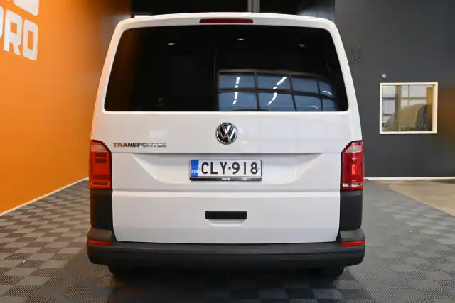 Valkoinen Pakettiauto, Volkswagen Transporter – CLY-918