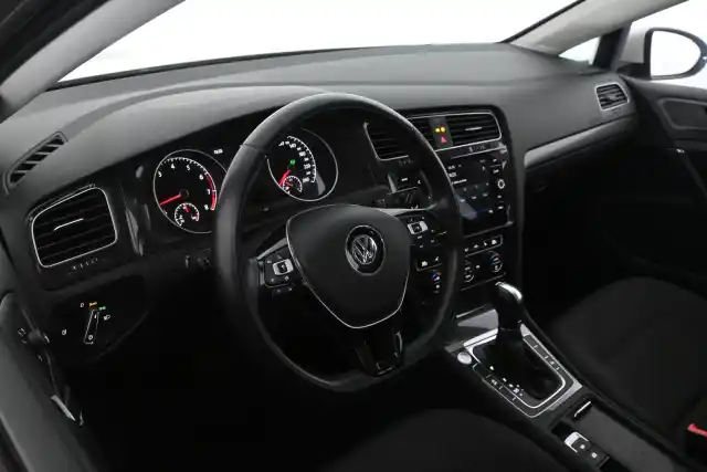 Valkoinen Farmari, Volkswagen Golf – CLY-990