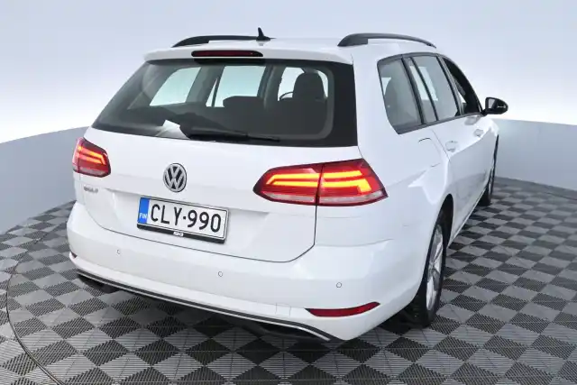 Valkoinen Farmari, Volkswagen Golf – CLY-990