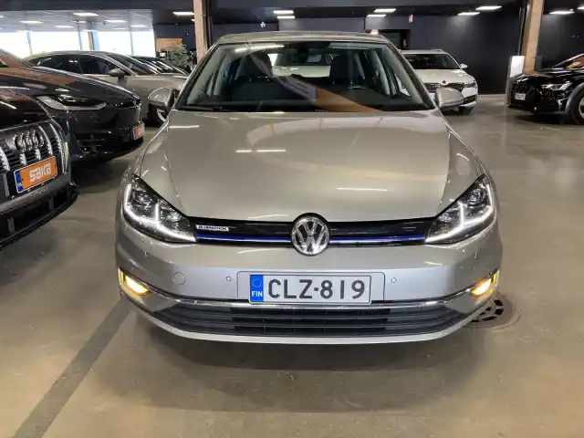 Harmaa Viistoperä, Volkswagen Golf – CLZ-819