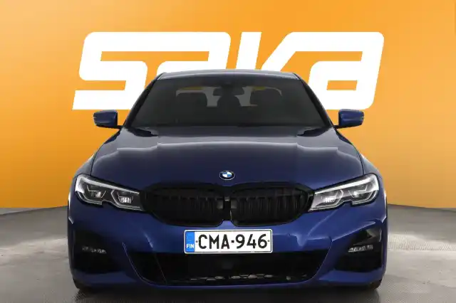Sininen Sedan, BMW 320 – CMA-946