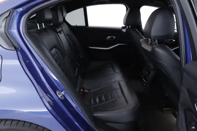 Sininen Sedan, BMW 320 – CMA-946