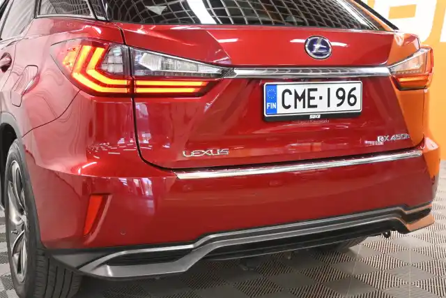 Punainen Maastoauto, Lexus RX – CME-196