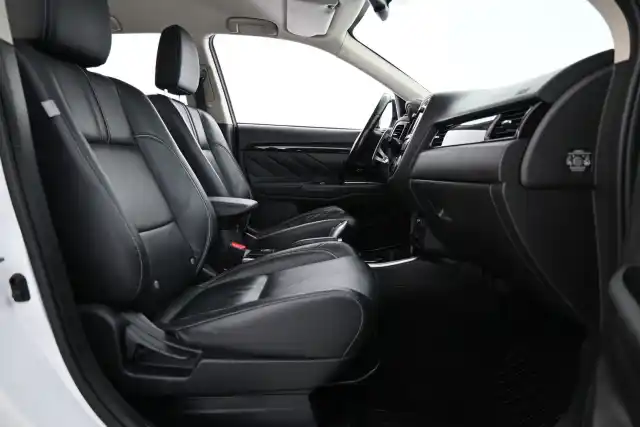 Valkoinen Maastoauto, Mitsubishi Outlander PHEV – CMF-630