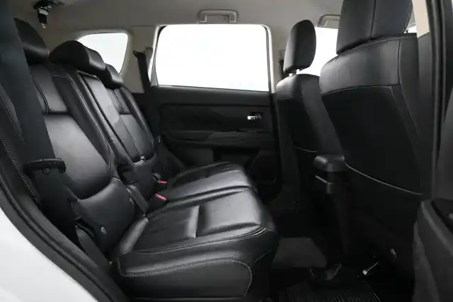 Valkoinen Maastoauto, Mitsubishi Outlander PHEV – CMF-630