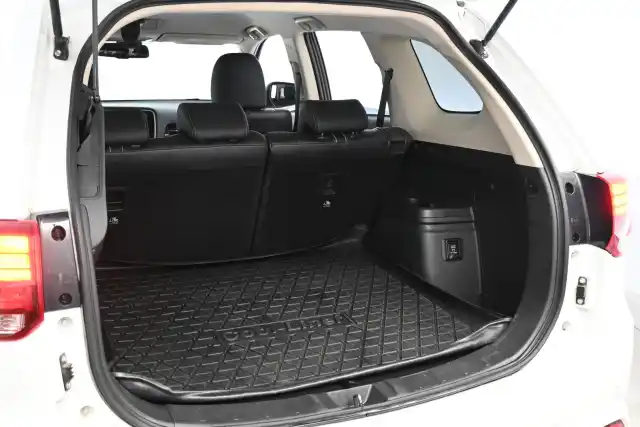 Valkoinen Maastoauto, Mitsubishi Outlander PHEV – CMF-630
