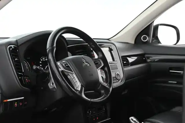 Valkoinen Maastoauto, Mitsubishi Outlander PHEV – CMF-630