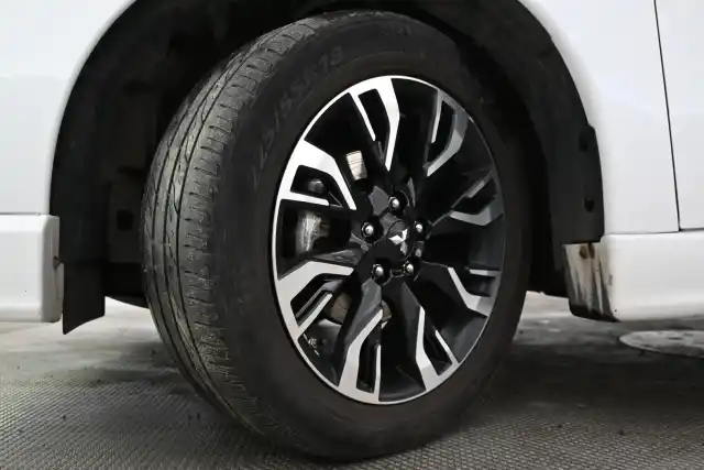 Valkoinen Maastoauto, Mitsubishi Outlander PHEV – CMF-630