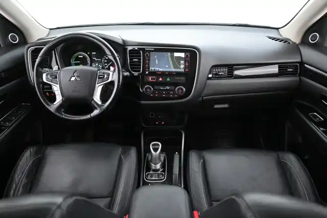 Valkoinen Maastoauto, Mitsubishi Outlander PHEV – CMF-630