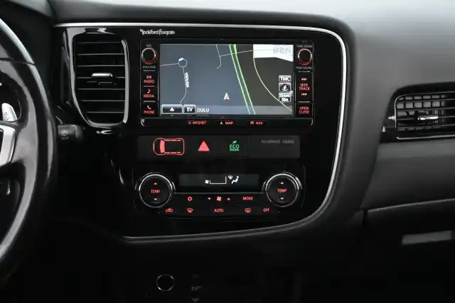 Valkoinen Maastoauto, Mitsubishi Outlander PHEV – CMF-630