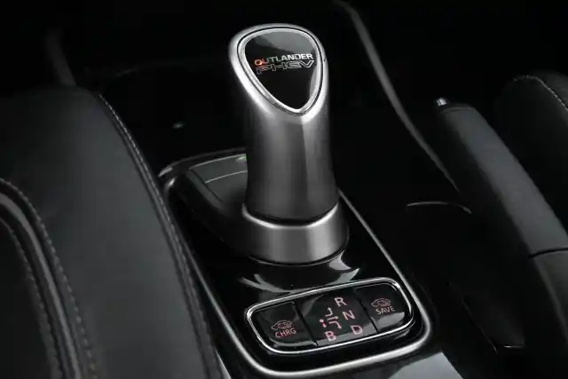 Valkoinen Maastoauto, Mitsubishi Outlander PHEV – CMF-630